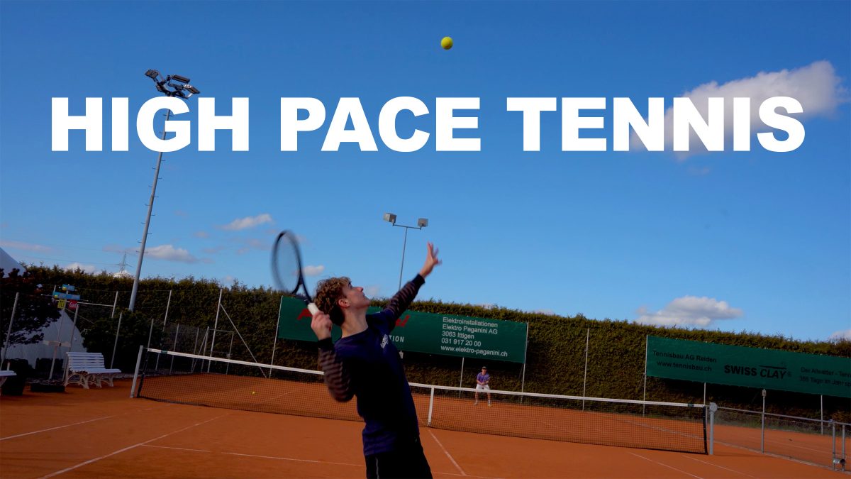 Der Aufschlag eines Tennisspielers. Darüber der weisse Schriftzug: High Pace Tennis.